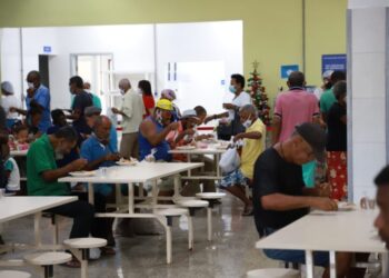 Assistência: Restaurantes Populares de Salvador promovem almoço natalino para 4,4 mil assistidos