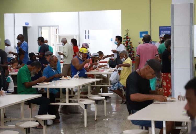 Assistência: Restaurantes Populares de Salvador promovem almoço natalino para 4,4 mil assistidos