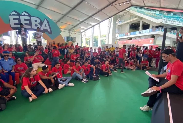 Sarau movimenta Encontro Estudantil com apresentações de produções textuais