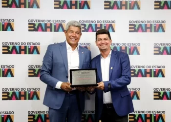 Governador recebe título de cidadão paripiranguense