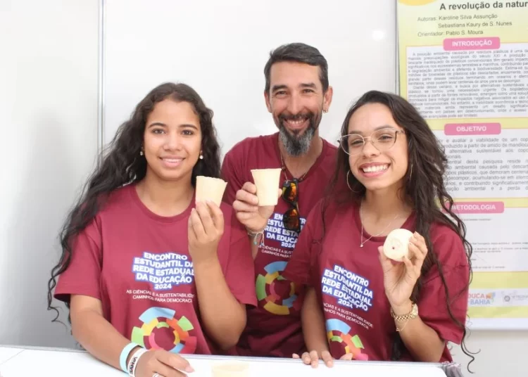 Jovens cientistas criam copo biodegradável a partir do amido de mandioca e bagaço de cana