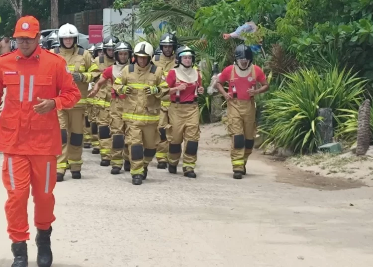 14º BBM recepciona novos soldados com corridão e tradicional batismo com banho de mangueira