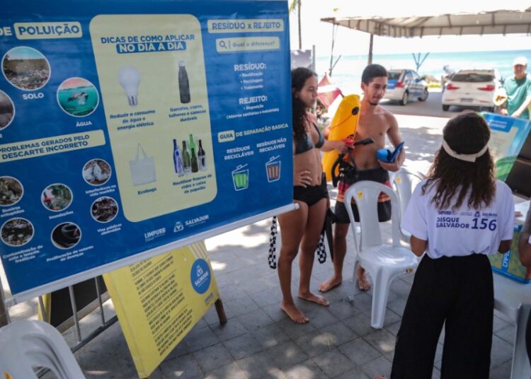 Conscientização: Limpurb promove trabalho de educação ambiental na praia de Piatã
