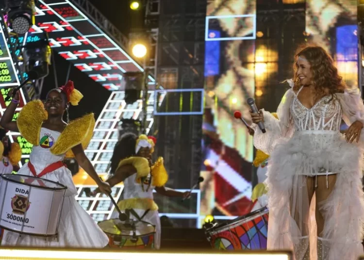 Tradição: Daniela Mercury leva 25º Pôr do Som ao Farol da Barra