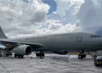 Voo da FAB com 88 brasileiros deportados dos EUA chega a Belo Horizonte (MG)