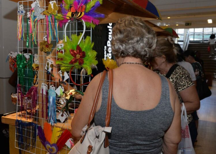 Visibilidade: Expo Carnaval movimenta renda de artesãs no Shopping Center Lapa