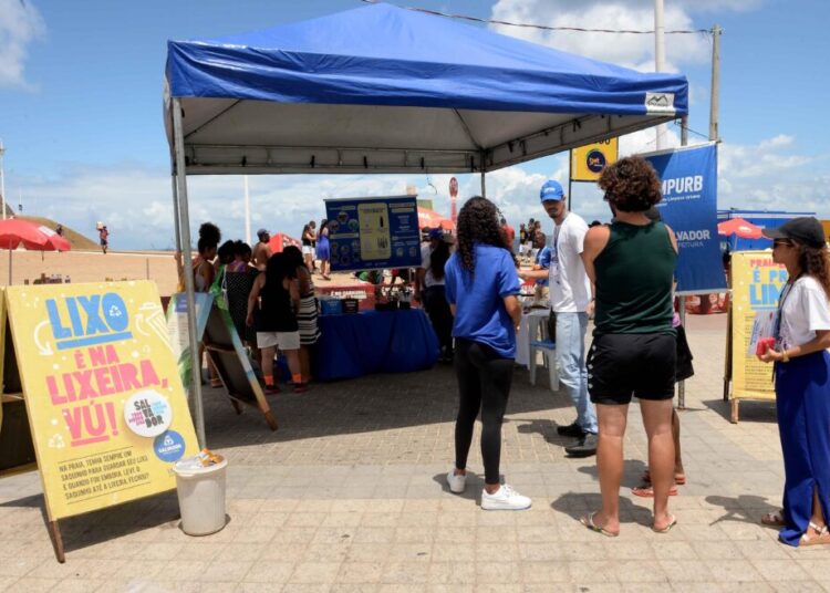 Limpurb promove conscientização ambiental nas praias de Salvador