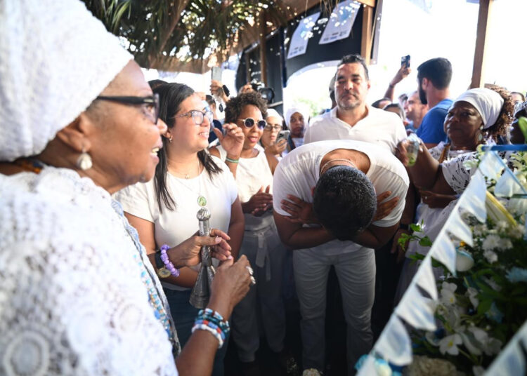 Religiosidade: Prefeito Bruno Reis acompanha entrega do presente principal para Iemanjá e exalta festa da Rainha do Mar