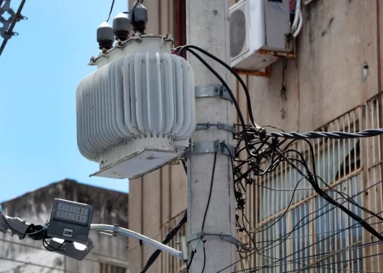 Prevenção: Serpentinas metálicas são proibidas no carnaval da Bahia para evitar acidentes