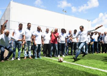 Requalificação: Prefeitura entrega nova arena esportiva em Itapuã e chega a 70 campos com grama sintética em Salvador