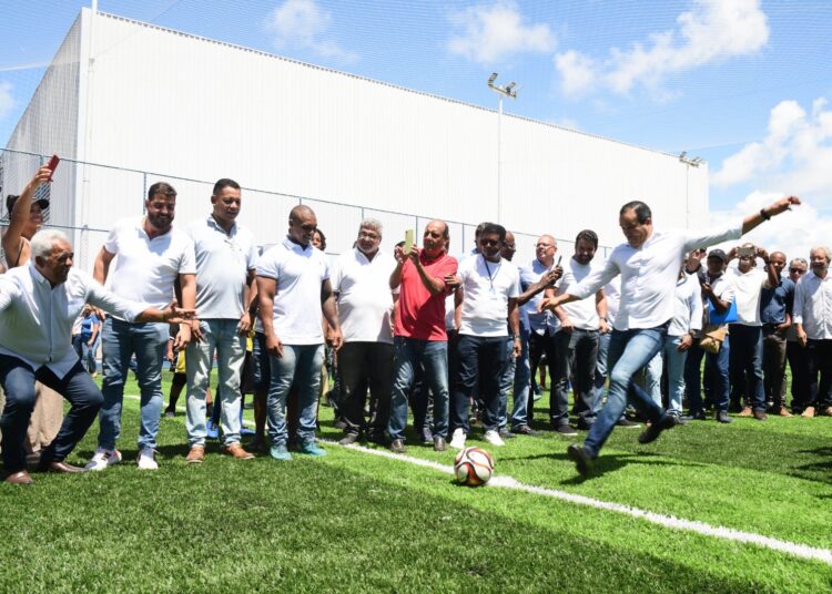 Requalificação: Prefeitura entrega nova arena esportiva em Itapuã e chega a 70 campos com grama sintética em Salvador