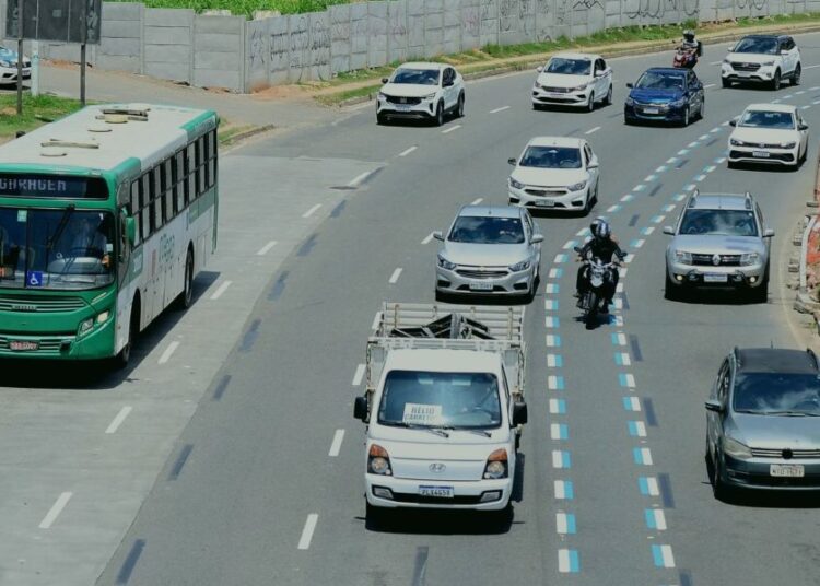 Mobilidade: Motociclistas aprovam primeira motofaixa de Salvador