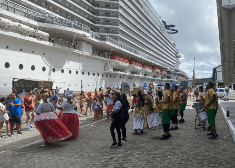 Quase 300 mil turistas chegaram na Bahia na temporada de cruzeiros