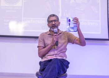 Jeferson Tenório, premiado escritor, participa de bate-papo com estudantes de Camaçari