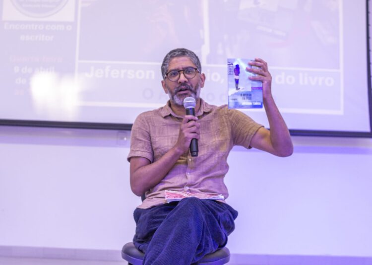 Jeferson Tenório, premiado escritor, participa de bate-papo com estudantes de Camaçari