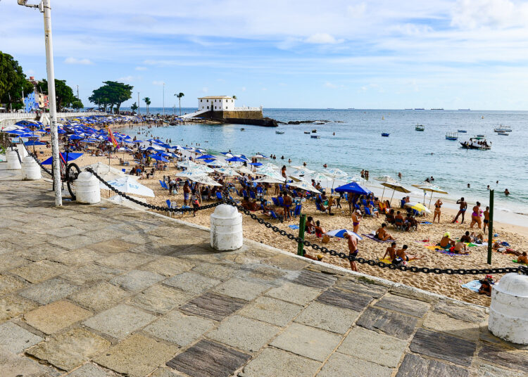 História e atualidade preservadas: Prefeitura reconstrói balaustrada do Porto da Barra