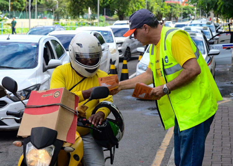 Transalvador orienta motociclistas sobre trânsito seguro no Maio Amarelo