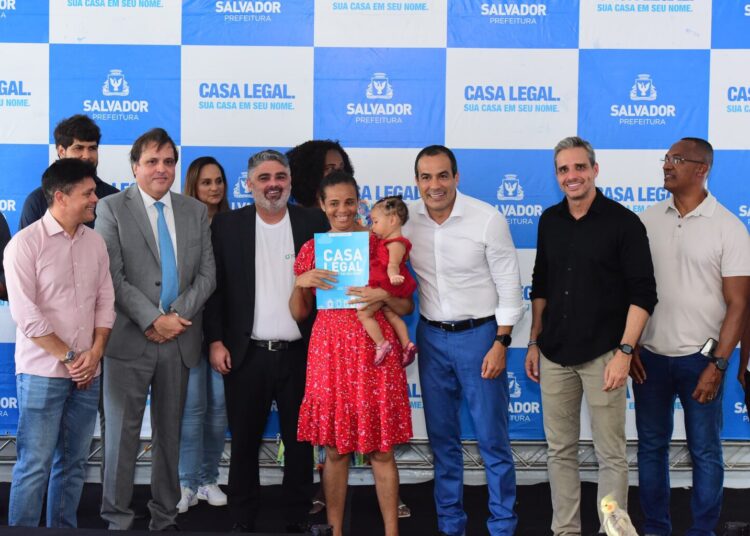 Programa da Prefeitura, Casa Legal, entrega mais de mil e novecentas escrituras no Alto do Coqueirinho