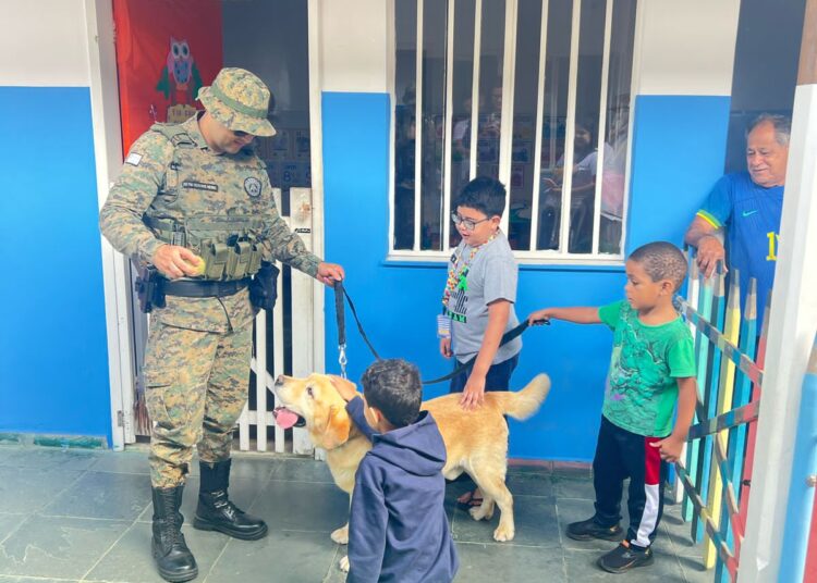 Projeto Melhor Amigo: cães policiais promovem visita terapêutica à Apae