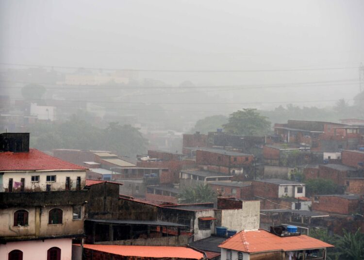 Frente fria: chuvas intensas e ventos fortes em Salvador