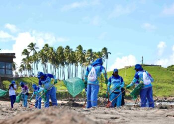 Salvador: Mutirão de limpeza na Barra alerta sobre cuidados com as praias em Salvador