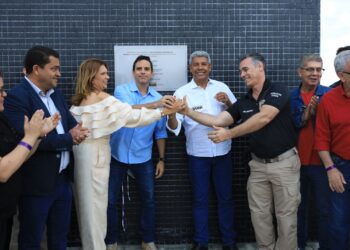 Aracatu: Governador da Bahia entrega obras e reforça segurança, educação, água e produção rural