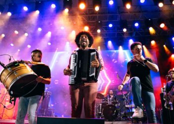 Com raízes musicais herdadas de gerações, Mestrinho comanda o início da noite no Largo do Pelourinho neste sábado