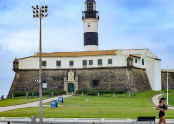 Valorização: Prefeitura requalifica gramado e áreas verdes no entorno do Farol da Barra