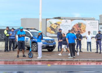 Conscientização: Prefeitura de Salvador realiza blitz educativa sobre uso de patinetes elétricos após decreto de regulamentação