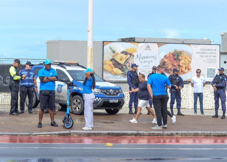 Conscientização: Prefeitura de Salvador realiza blitz educativa sobre uso de patinetes elétricos após decreto de regulamentação