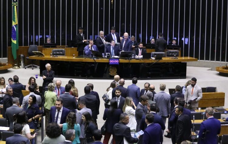 Brasil: Deputados aprovam urgência para projeto sobre proteção de crianças em ambiente digital