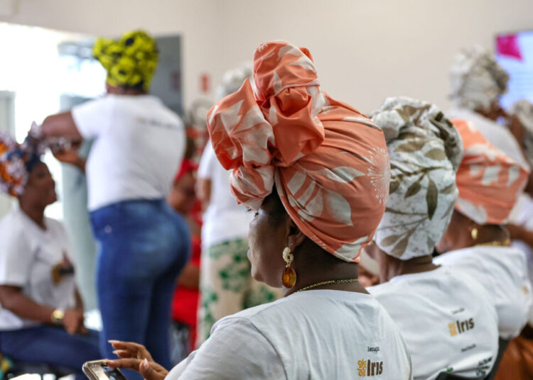 Raízes e ancestralidade: Oficina de turbantes une tradição e empreendedorismo feminino em Salvador