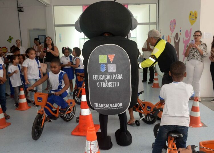 Educação no trânsito: Transalvador realiza ação educativa em escola municipal no Matatu
