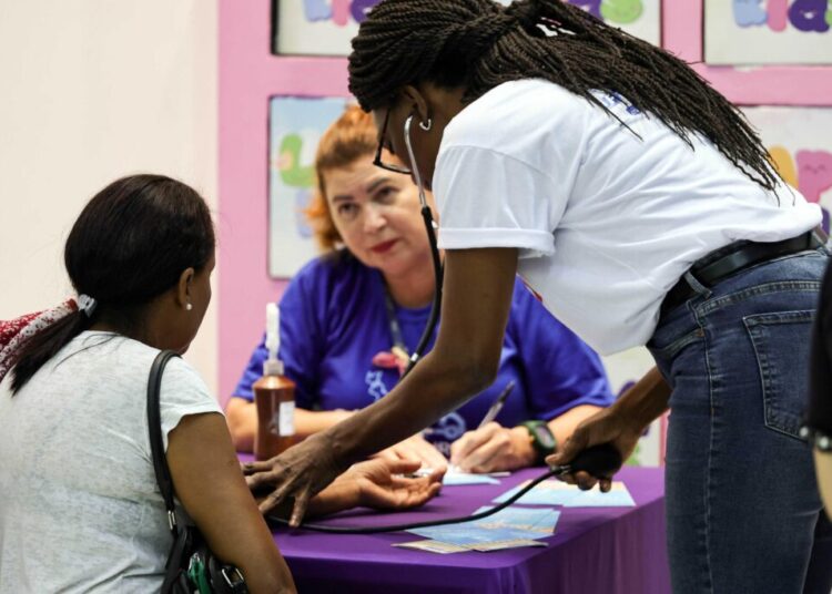 Secretarias da Saúde e de Políticas para as Mulheres levam ações de cuidado e prevenção ao público feminino