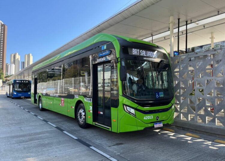 BRT de Salvador inicia testes com novo modelo de ônibus elétrico