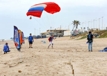 Diversão: Salvador inicia temporada de saltos de paraquedas na orla de Pituaçu