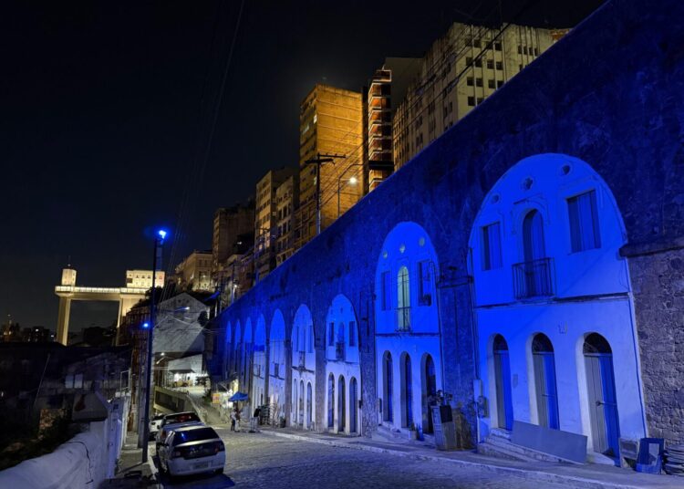 Saúde: Monumentos e espaços de Salvador ganham iluminação alusiva ao Novembro Azul
