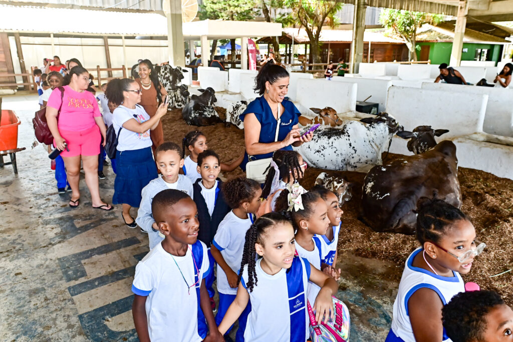 Estudantes da rede municipal de Salvador visitam a Fenagro