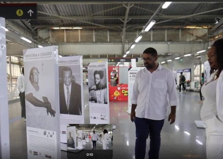 Se liga: Exposição fotográfica “Memória e Legado” permanece aberta ao público na Estação de Metrô da Rodoviária