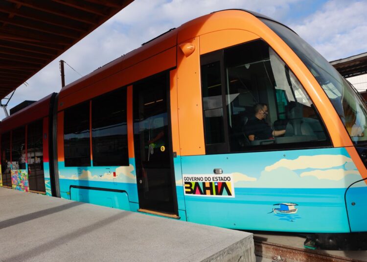 Obras do Governo do Estado: VLT faz primeira viagem-teste e marca avanço na mobilidade da capital baiana
