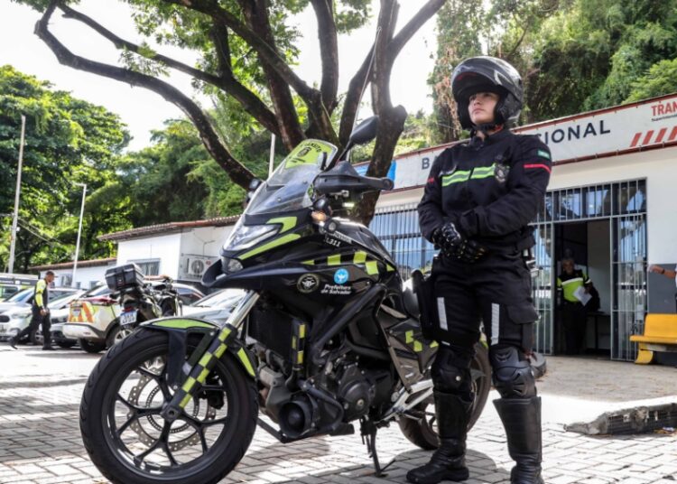 Patrulhamento: Agente da Transalvador é primeira mulher a integrar grupo de escolta em motocicletas em Salvador