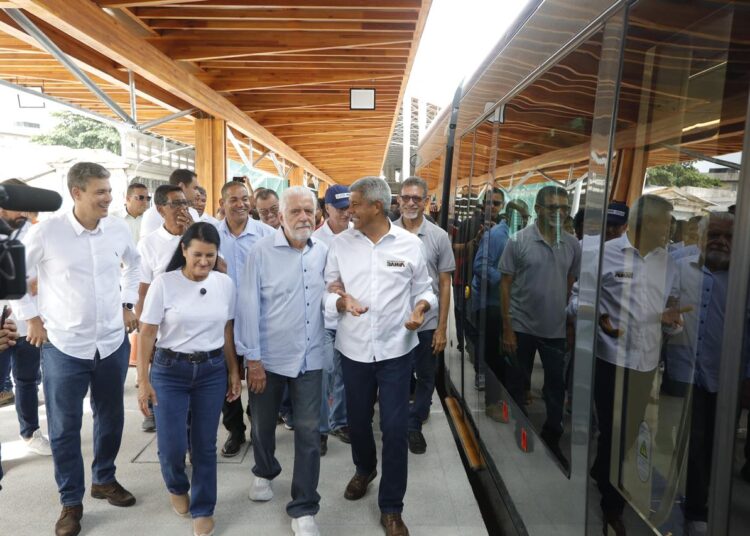 Governo da Bahia: Moradores do Subúrbio Ferroviário participam da primeira viagem-teste do VLT