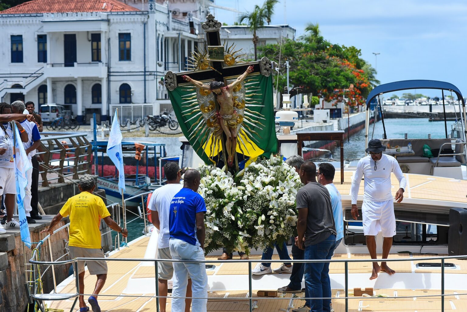 Salvador: Fiéis levam imagem do Senhor do Bonfim à Conceição da Praia em procissão marítima que precede Lavagem