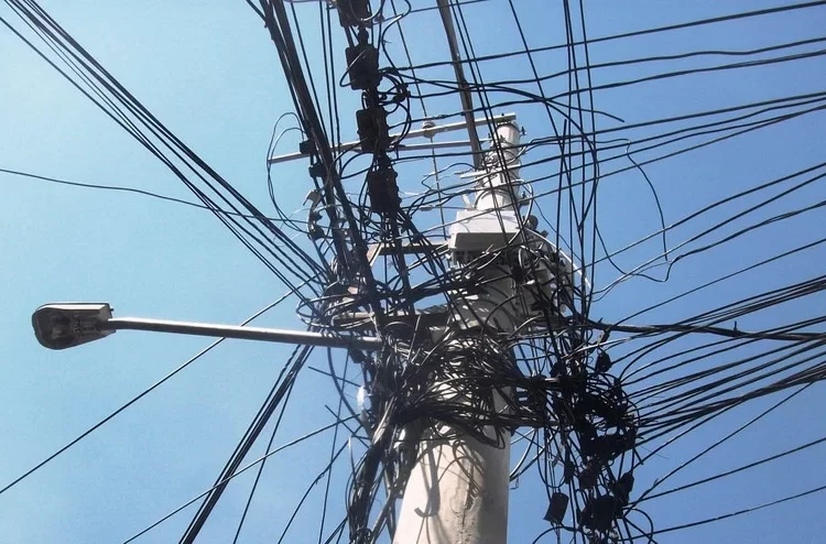 Segurança: Medida busca ordenar cabos em postes e reduzir riscos à população