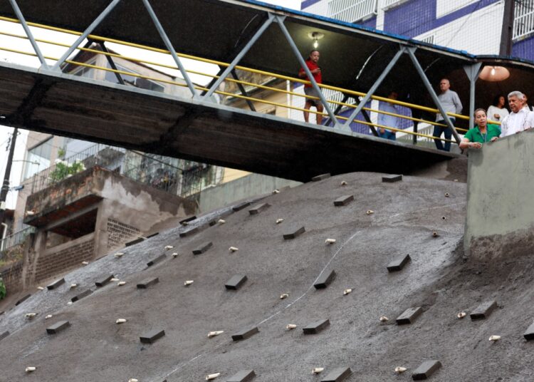 Nova contenção: Governo da Bahia amplia prevenção a desastres naturais na capital com entrega de encosta