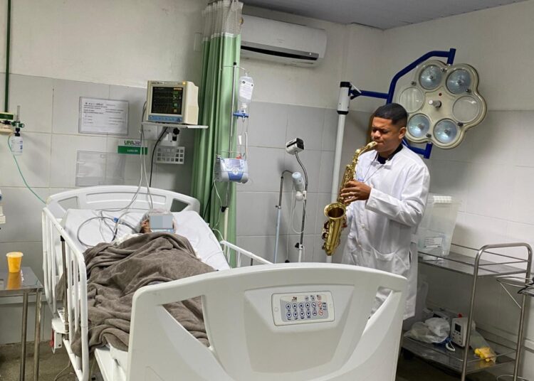 Vida saudável: musicoterapia humaniza atendimento na UPA Valéria