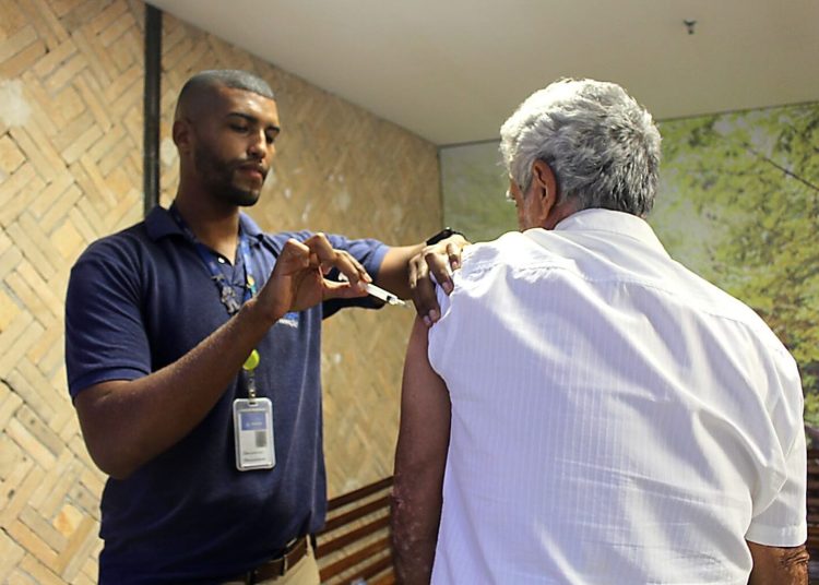 Vacina contra a gripe passa a estar disponível para toda a população acima de seis meses em Salvador nesta segunda-feira (1°)