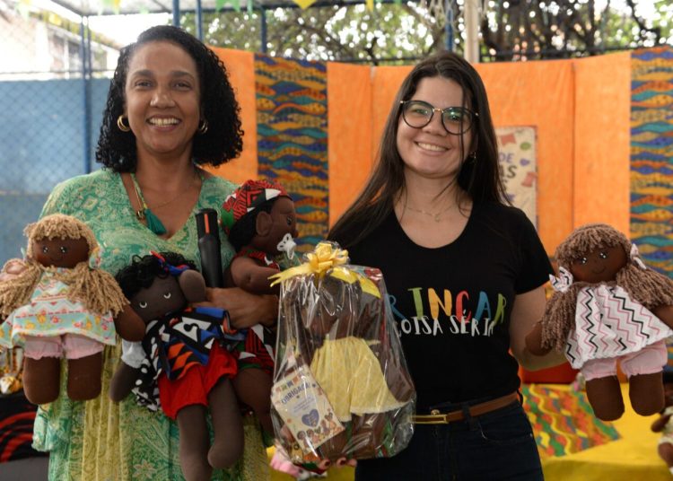 Valorização: Escola Municipal de Salvador promove oficina de bonecas pretas em celebração ao Julho das Pretas