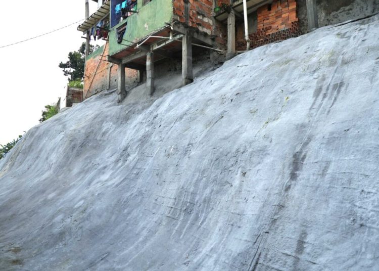 Defesa Civil: Comunidade no Lobato ganha proteção de encosta que beneficia 37 famílias