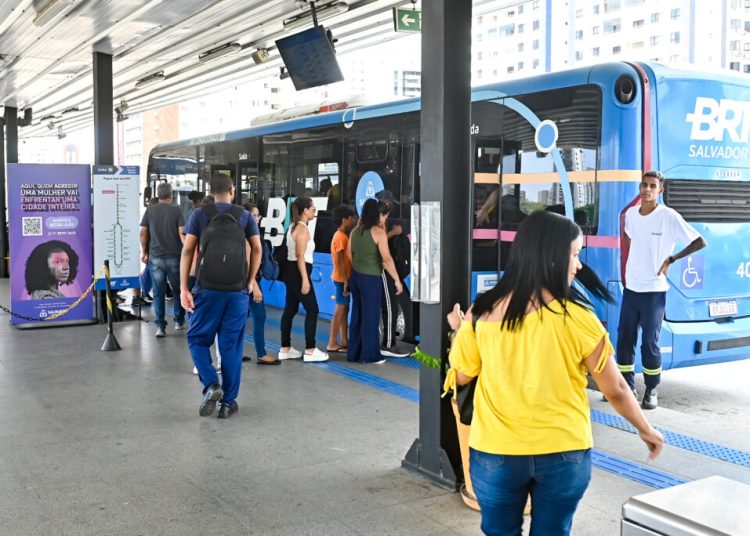 Salvador amplia acesso ao Botão Lilás em estações do BRT para atendimento a mulheres vítimas de violência